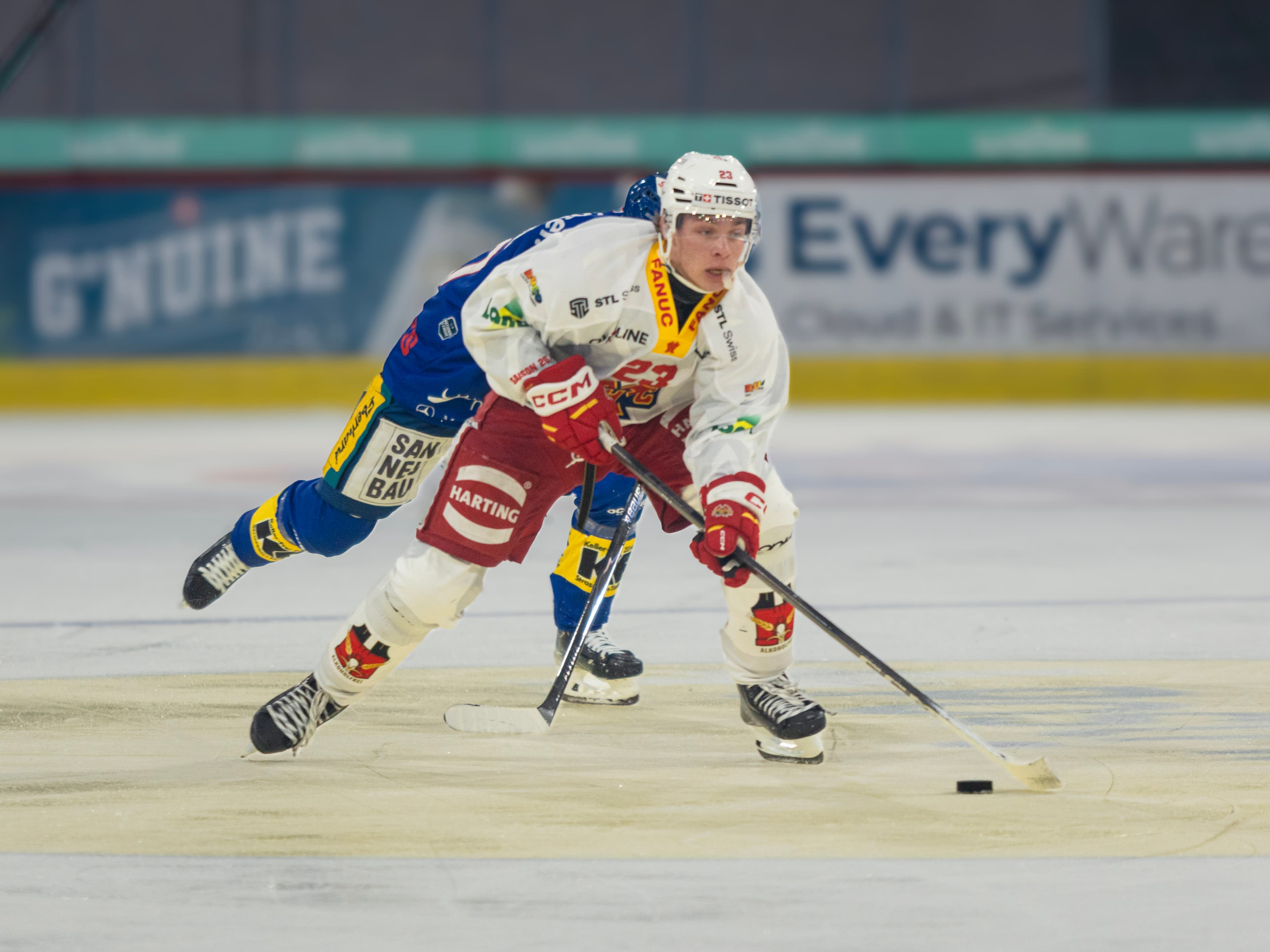 Biel-Spieler Nummer 23 führt den Puck vor einem Kloten-Verteidiger