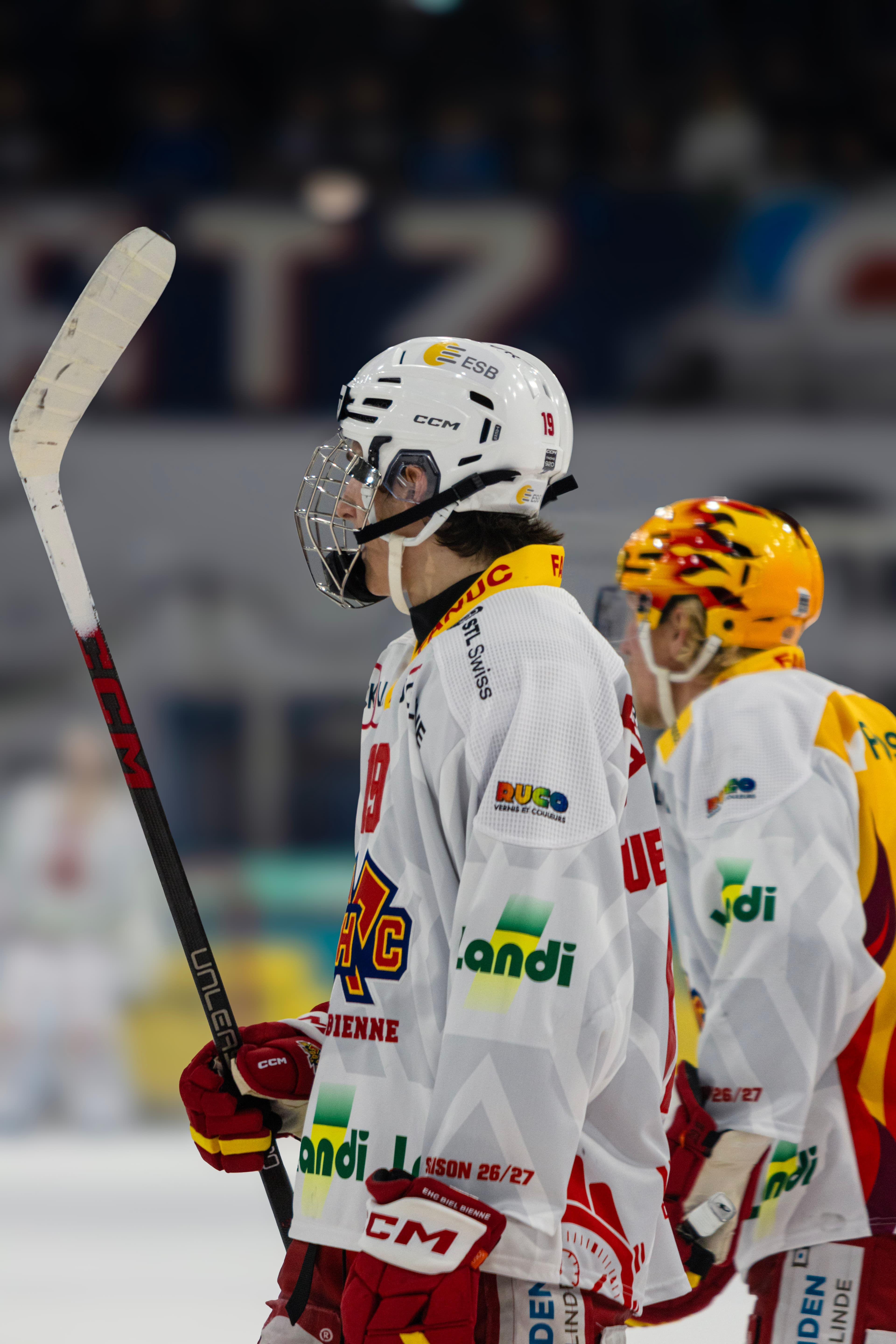Biel-Spieler Nummer 19 mit erhobenem Stick
