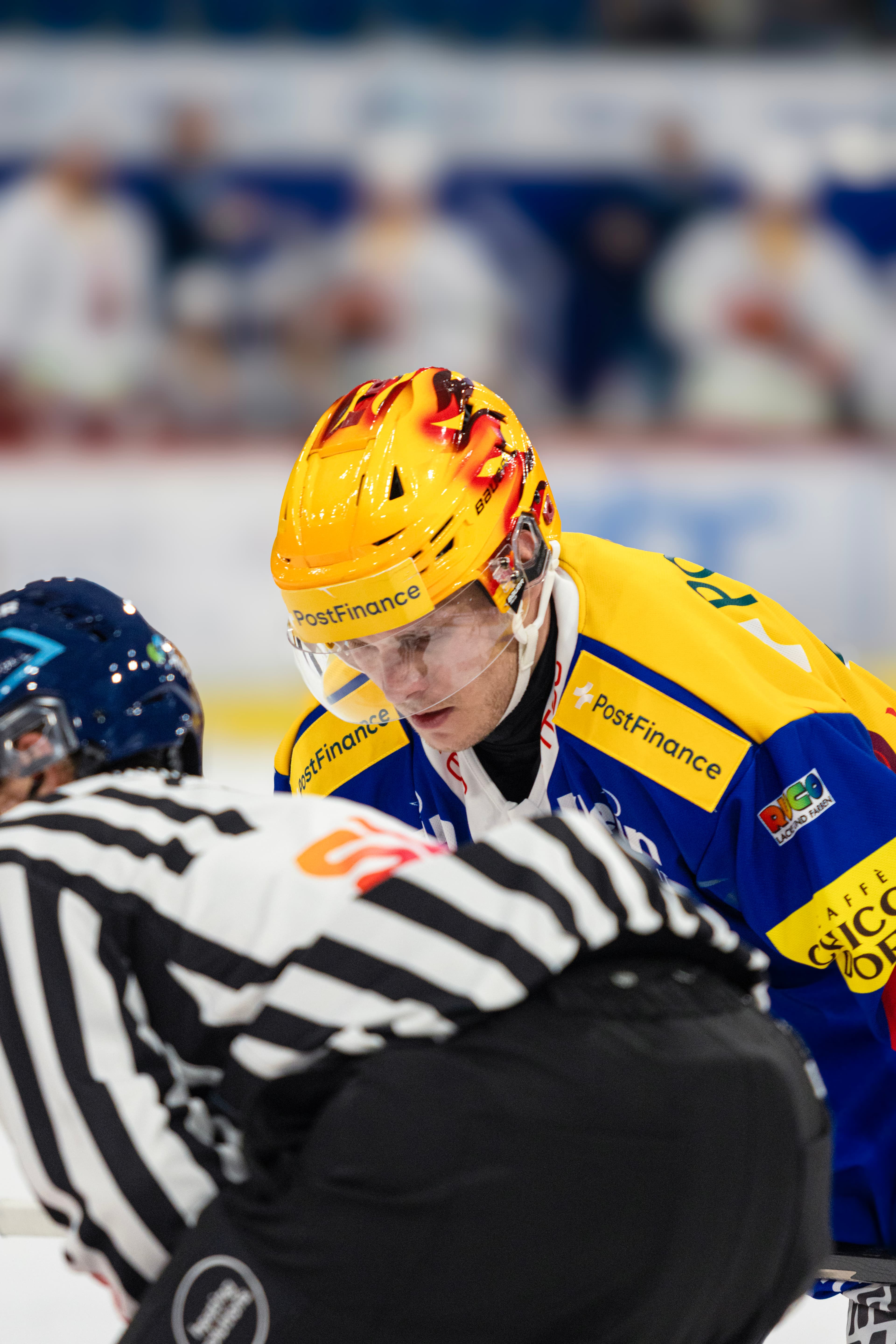 Schiedsrichter lässt den Puck fallen, Kloten-Topscorer bereit