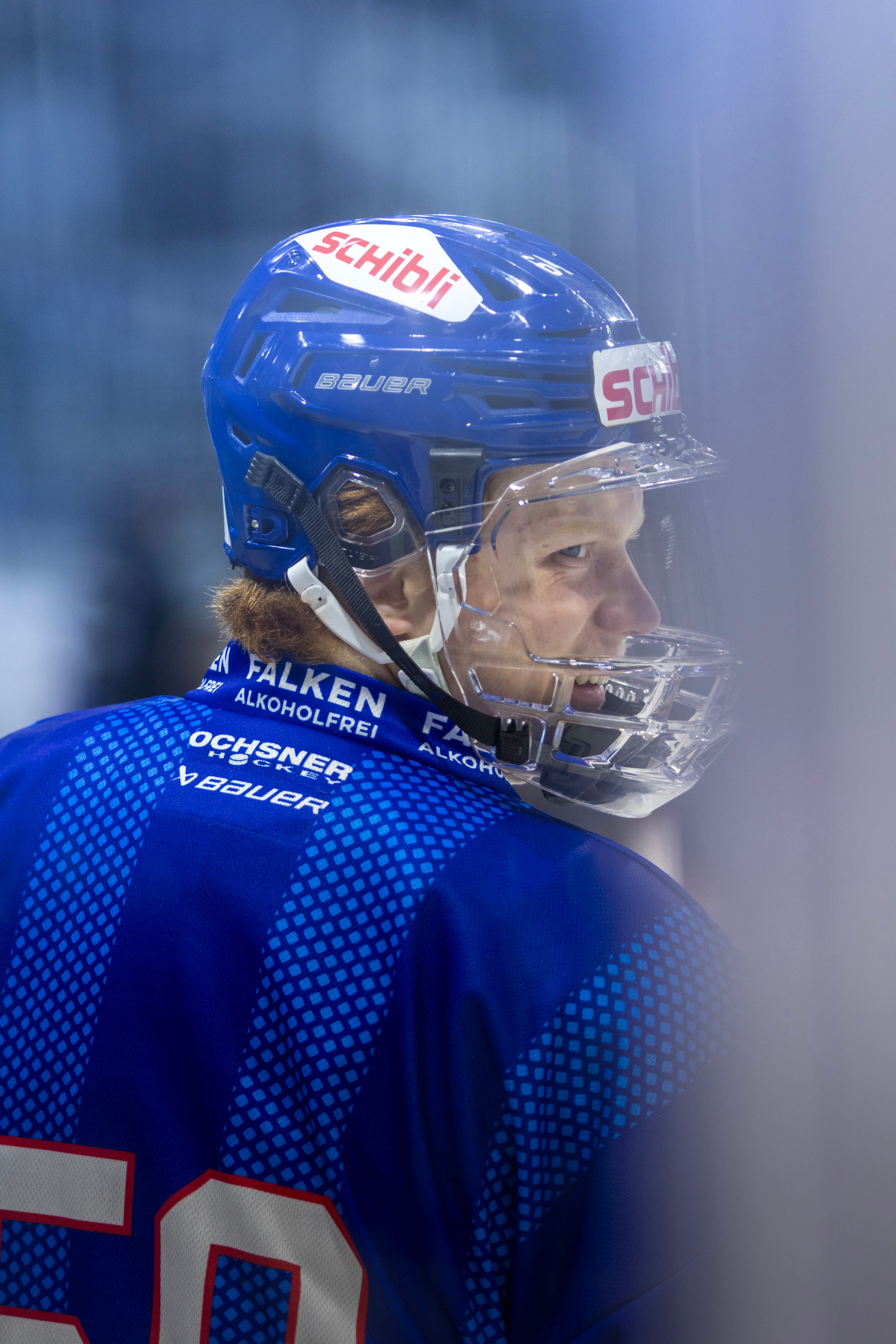 Kloten-Spieler Nummer 50, durch die Plexiglasscheibe fotografiert
