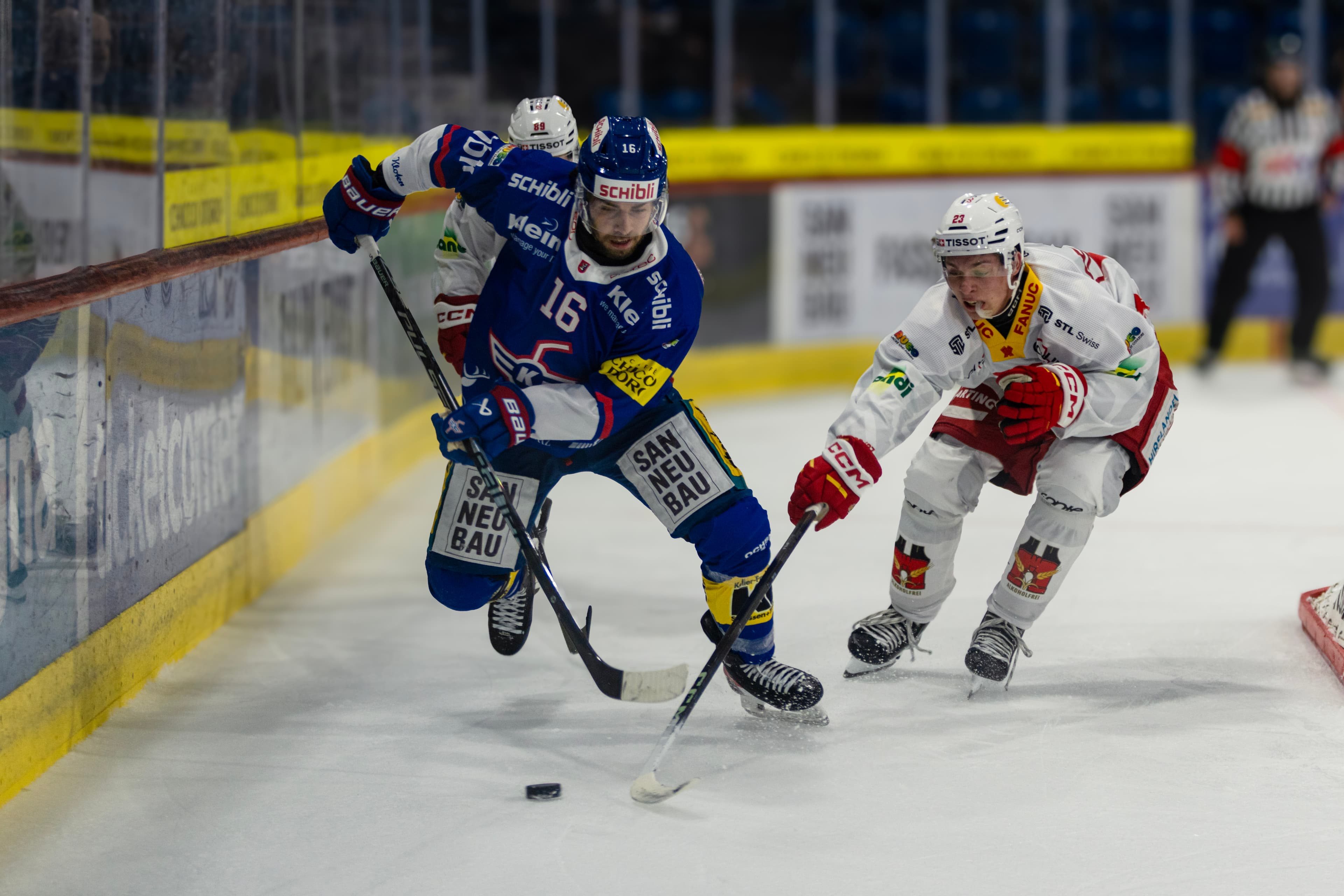 Zweikampf an der Bande zwischen einem Kloten- und einem Biel-Spieler, EHC Kloten – EHC Biel-Bienne