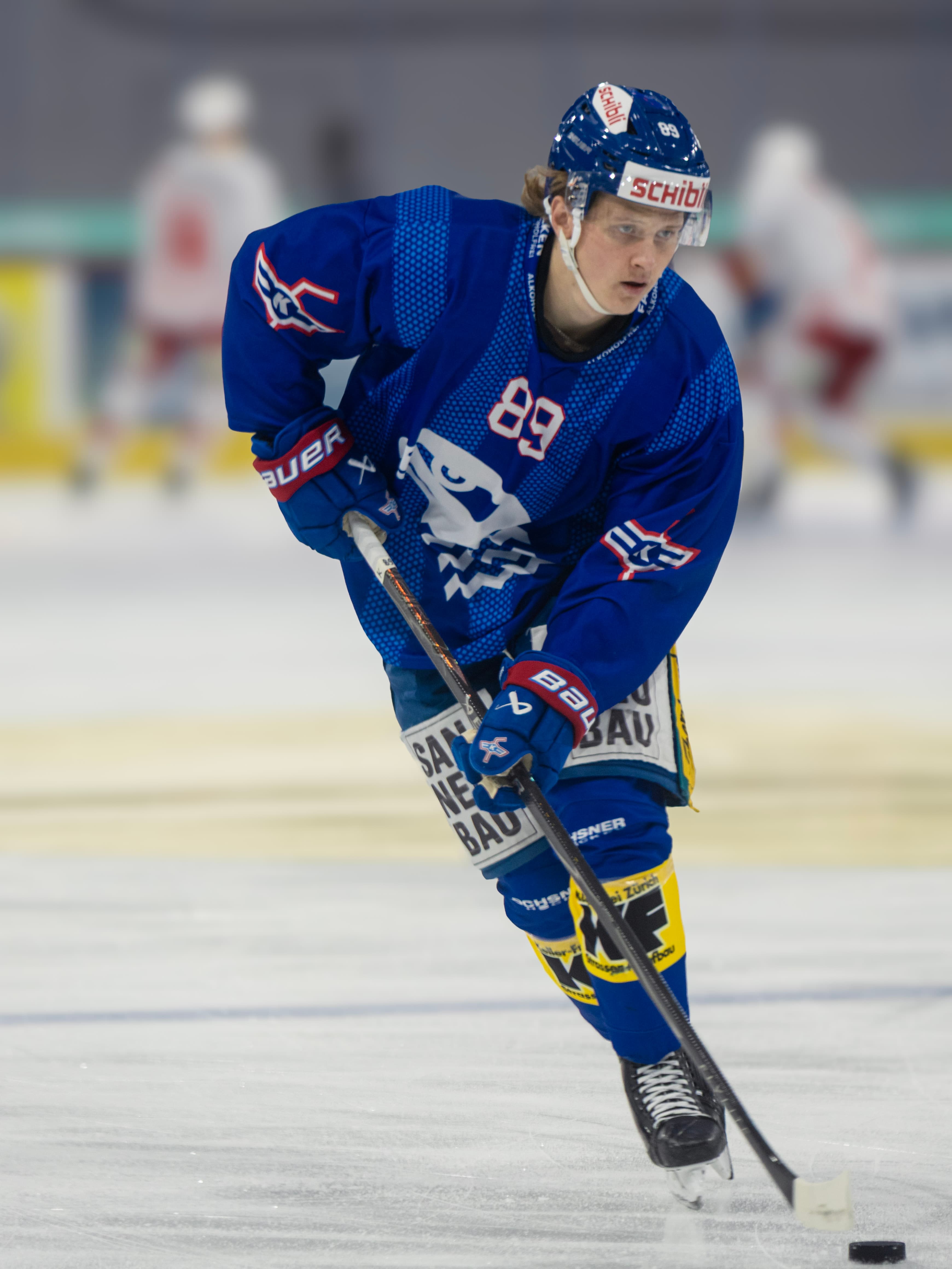 Kloten-Spieler Nummer 89 beim Einskaten mit Puck