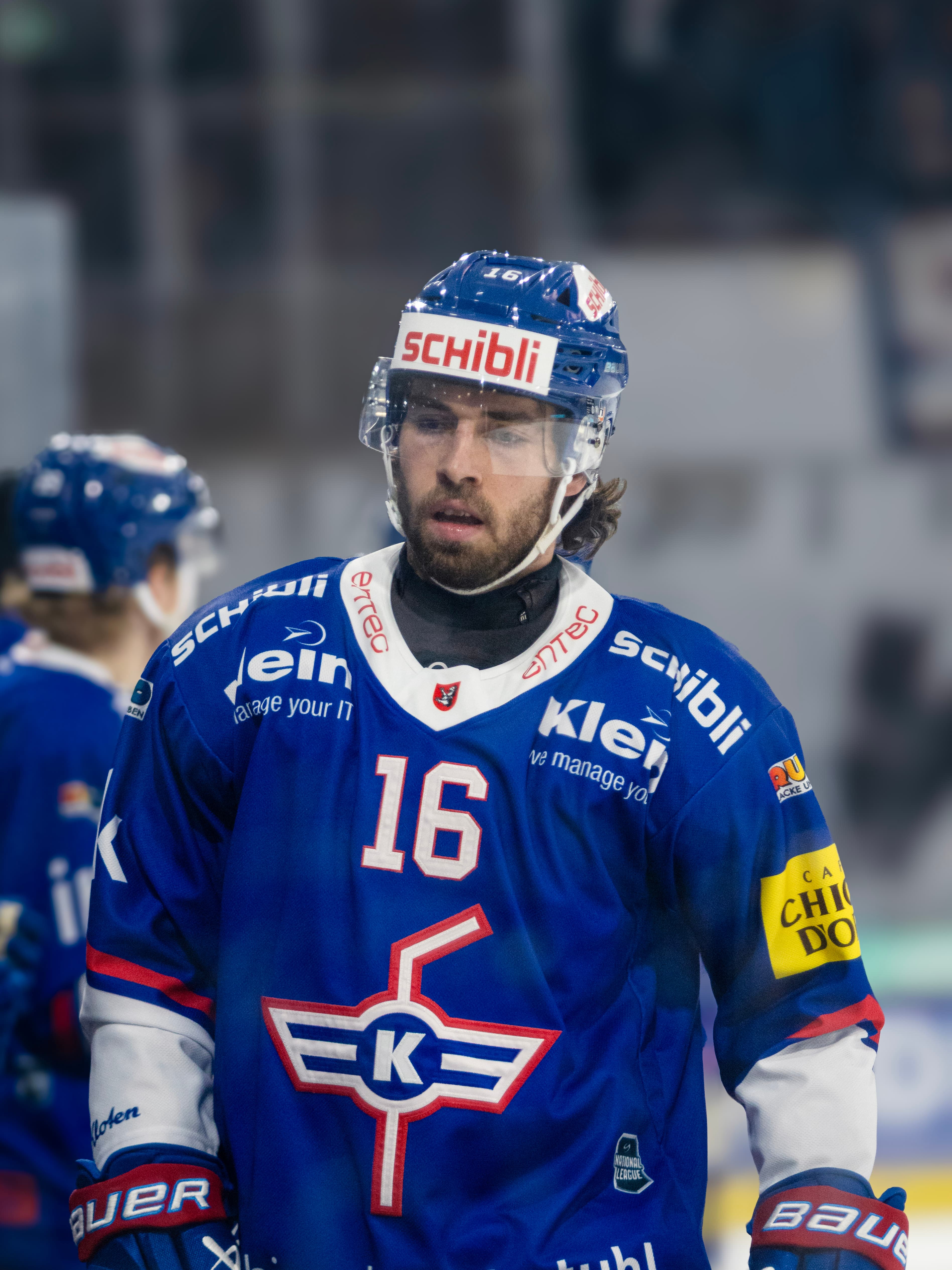 Kloten-Spieler Nummer 16 im Porträt mit Vereinswappen