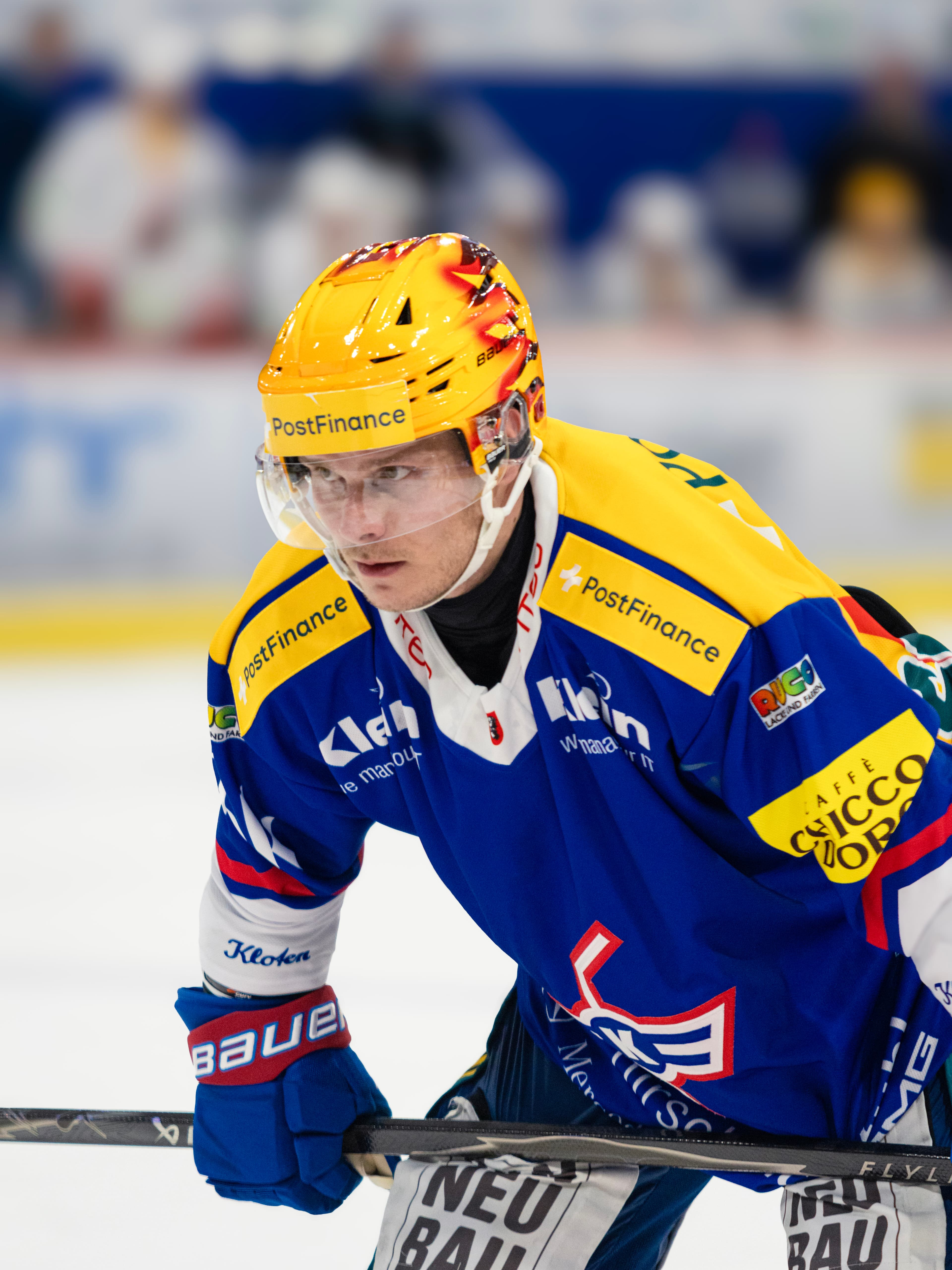 Kloten-Topscorer in Nahaufnahme vor dem Bully