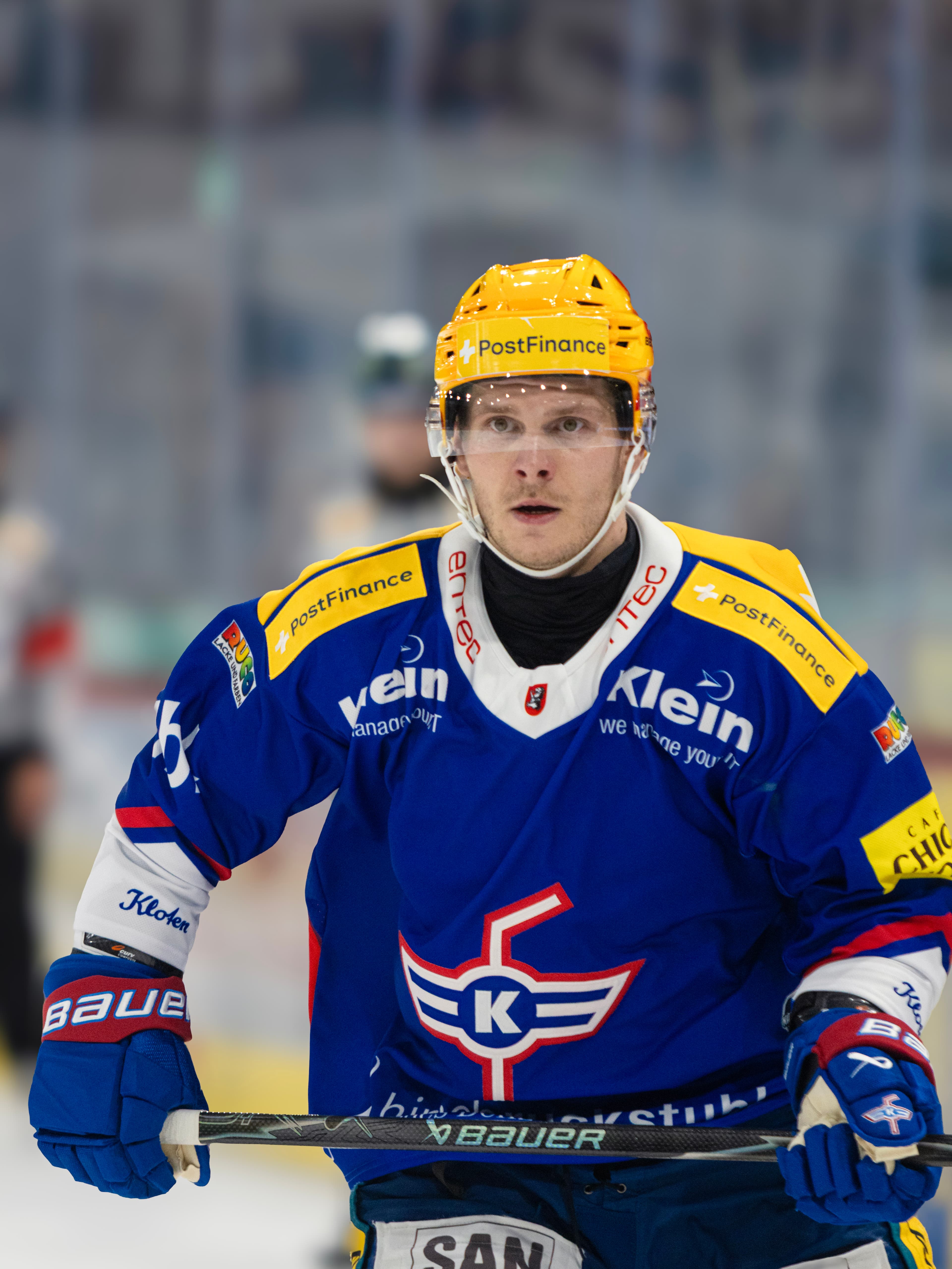Kloten-Spieler mit Top-Scorer-Helm im Frontalporträt