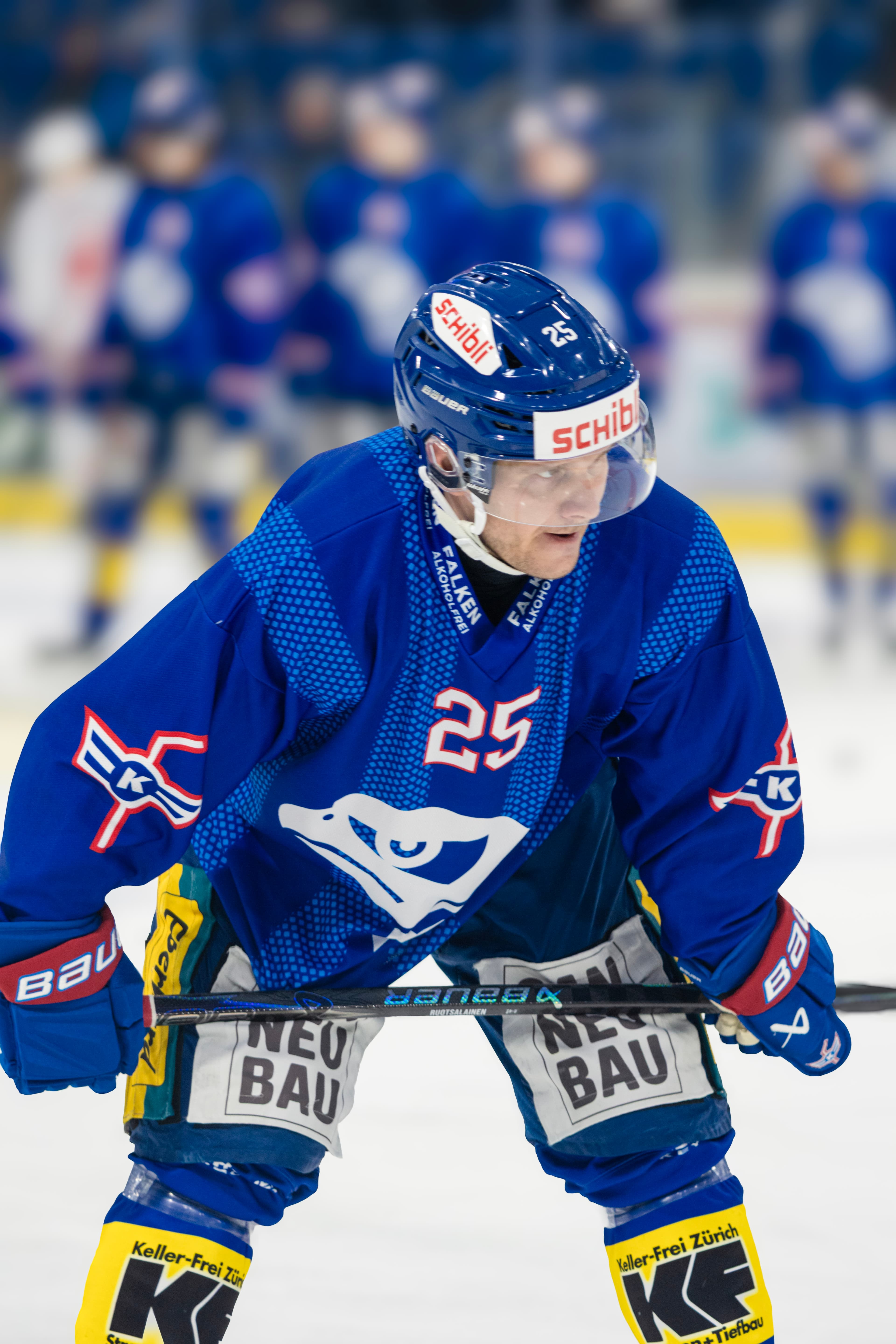 Nahaufnahme eines Kloten-Spielers mit Nummer 25 vor dem Spiel