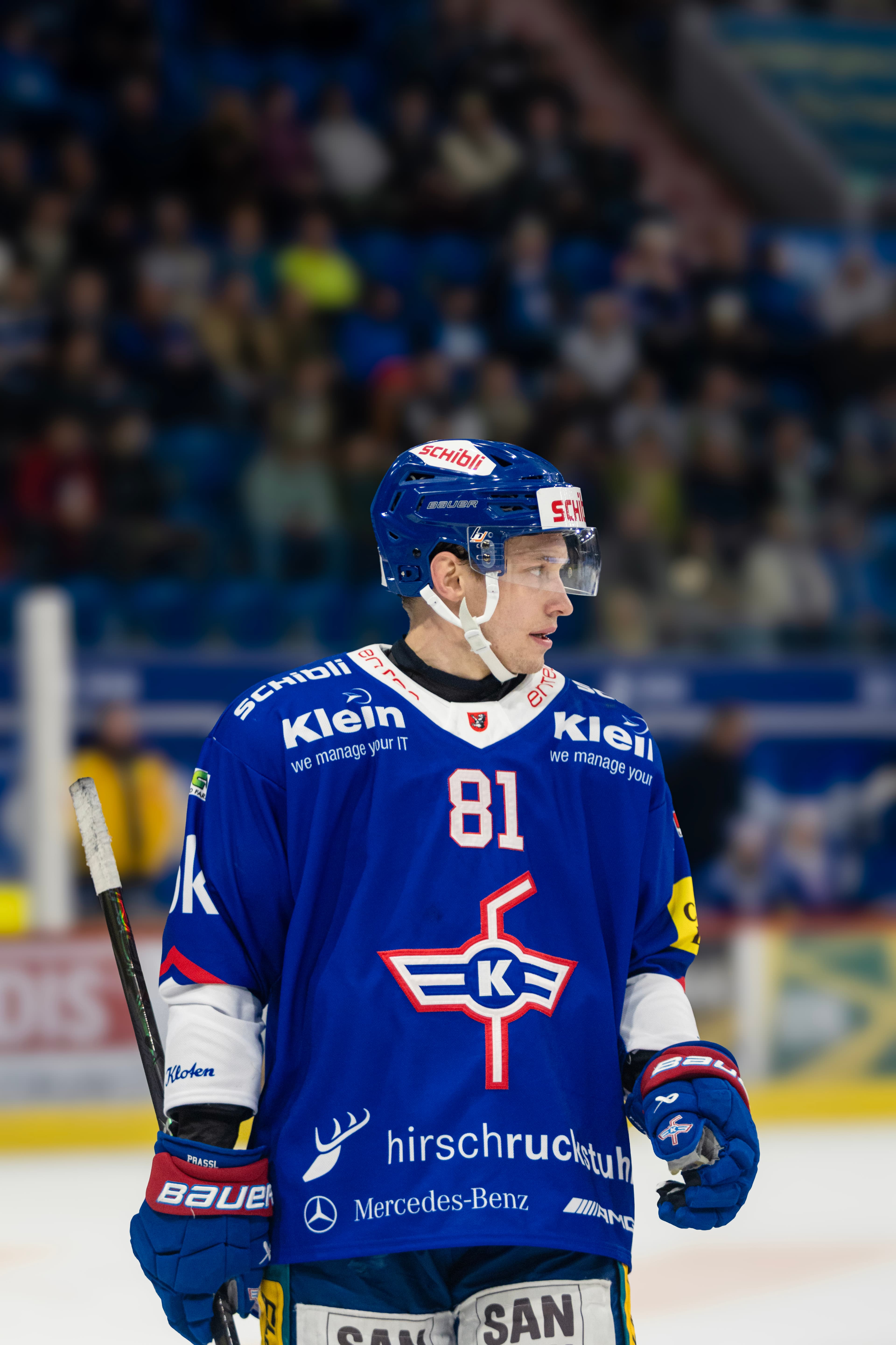 Kloten-Spieler Prassl, Nummer 81, auf dem Eis