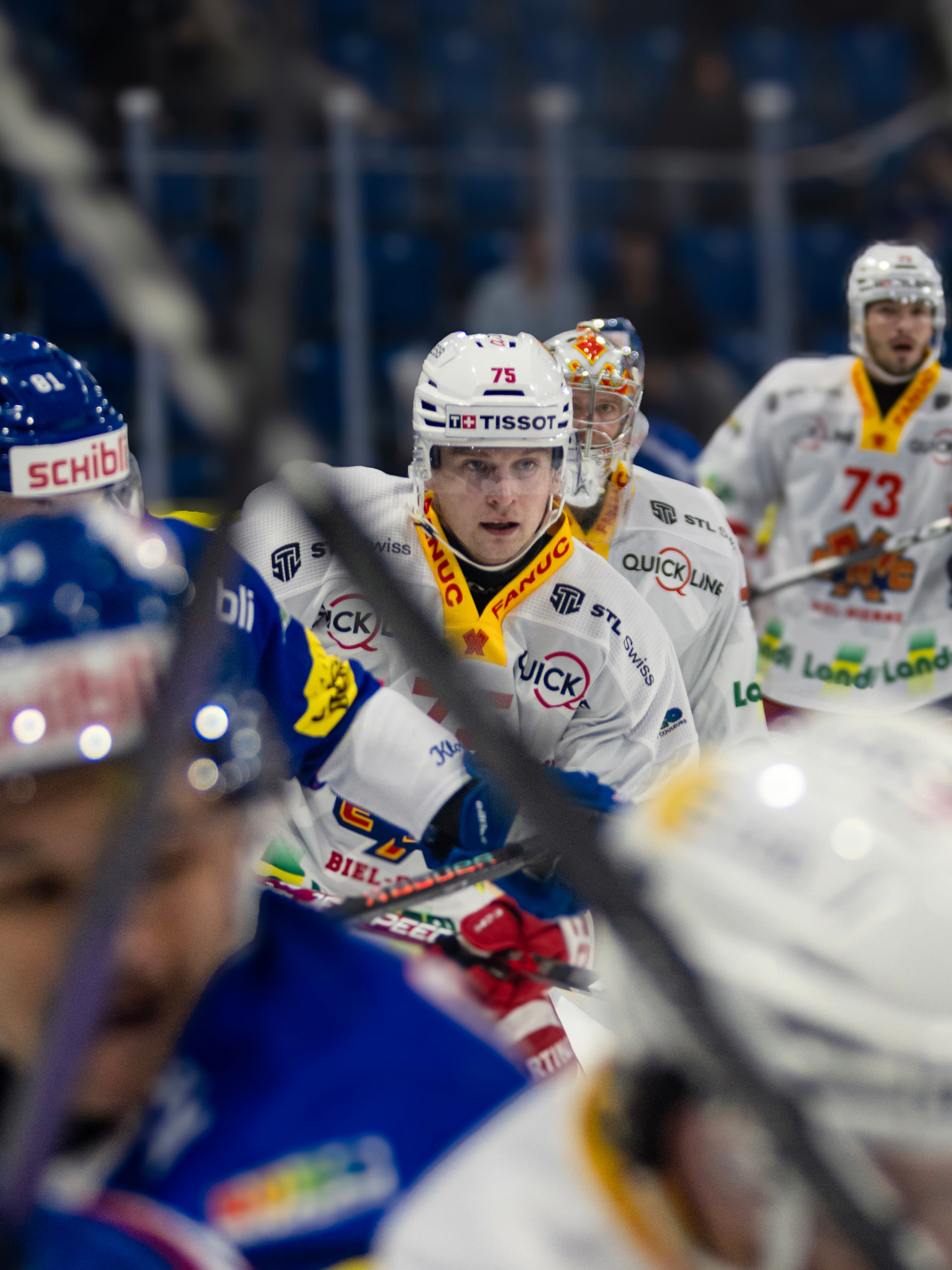 Biel-Spielergruppe auf dem Weg zur Bank